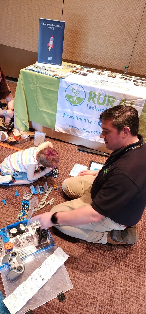 likeidreamof28's tweet image. Doing a ICS training with kids today at #SANS FOR @RuralTechFund ! If you can&apos;t be here, you can always donate!