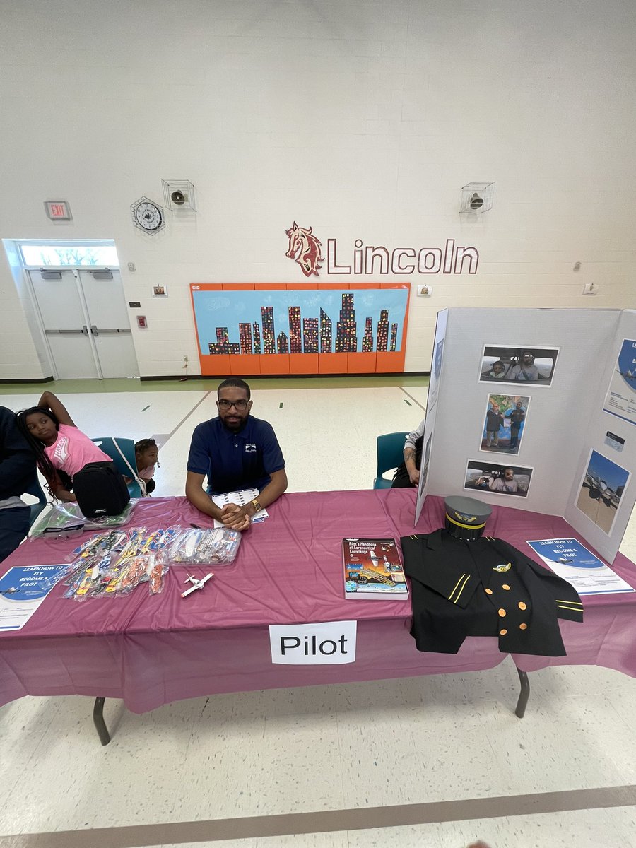 MapleAbraham's tweet photo. Abraham Lincoln Elementary School Career Fair https://t.co/uQQqi5IIaw