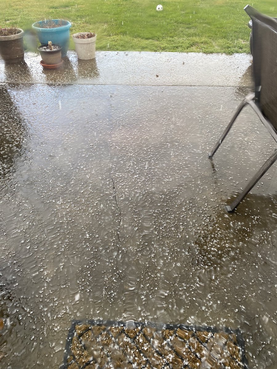 @RonanRhodes pea sized hail in Henderson