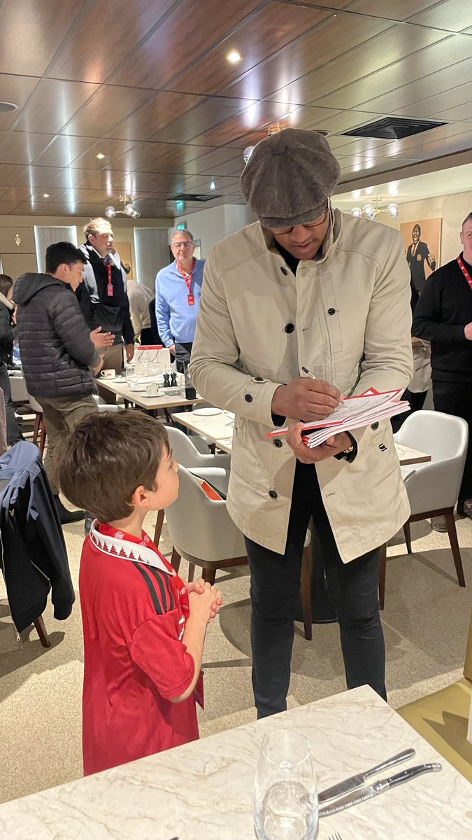 Amazing for the boys to meet “that guy from Match of the Day” 

Thanks <a href="/DionDublinsDube/">Dion Dublin</a> <a href="/ManUtd/">Manchester United</a> #MNUAVL