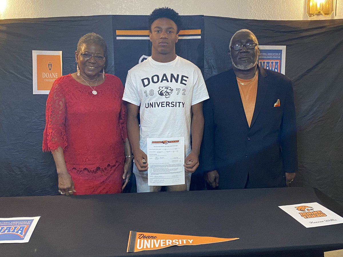 kwill_5islive's tweet photo. @Coach_MDixon : Officially committed!! https://t.co/Cr1AOg7TeN