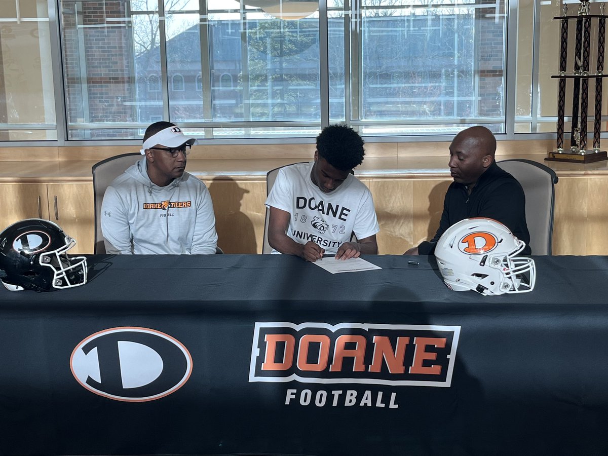 kwill_5islive's tweet photo. @Coach_MDixon : Officially committed!! https://t.co/Cr1AOg7TeN