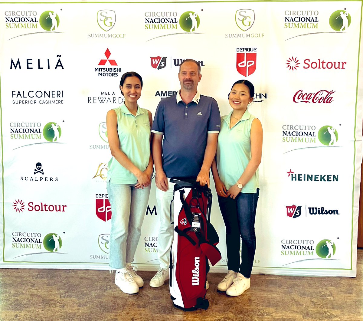 Summum Golf (@summumgolf) on Twitter photo Gran sorteo de regalos tras la entrega de premios y trofeos siempre con los mejores productos @WilsonGolfSpain
Bolsas de golf, bolsas de deporte, paraguas,zapateros, accesorios..
Hoy en <a href="/GolfLogrono/">El Campo de Logroño</a> sorteo de 40 regalos con 15 productos del patrocinador #wilsongolf Gran sorteo de regalos tras la entrega de premios y trofeos siempre con los mejores productos @WilsonGolfSpain
Bolsas de golf, bolsas de deporte, paraguas,zapateros, accesorios..
Hoy en <a href="/GolfLogrono/">El Campo de Logroño</a> sorteo de 40 regalos con 15 productos del patrocinador #wilsongolf