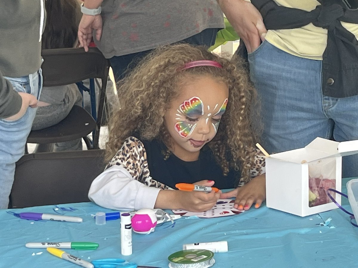 artscouncilokc's tweet photo. Day 6 of the Festival of the Arts is officially underway! 

You only have a few hours left to visit the artists and eat that delicious Festival food! We’re here until 6 p.m. tonight, don’t miss your last chance to enjoy this year’s Festival! https://t.co/J3ybu5ms7K