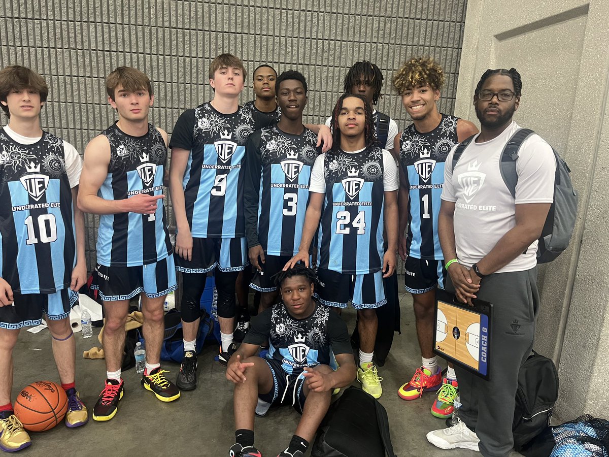 UnderratedElite's tweet photo. Our 17u finished the weekend 4-1 in the Kentucky grassroots tournament. 
After losing game 1 they regrouped to run off 4 straight wins. Anthony Perdue played big all weekend. Kaeson Frost, Daniel Steele, Gage Coonan, Rob Williams &amp; Kayden Young were also key contributors! https://t.co/4gnD2RD3lM