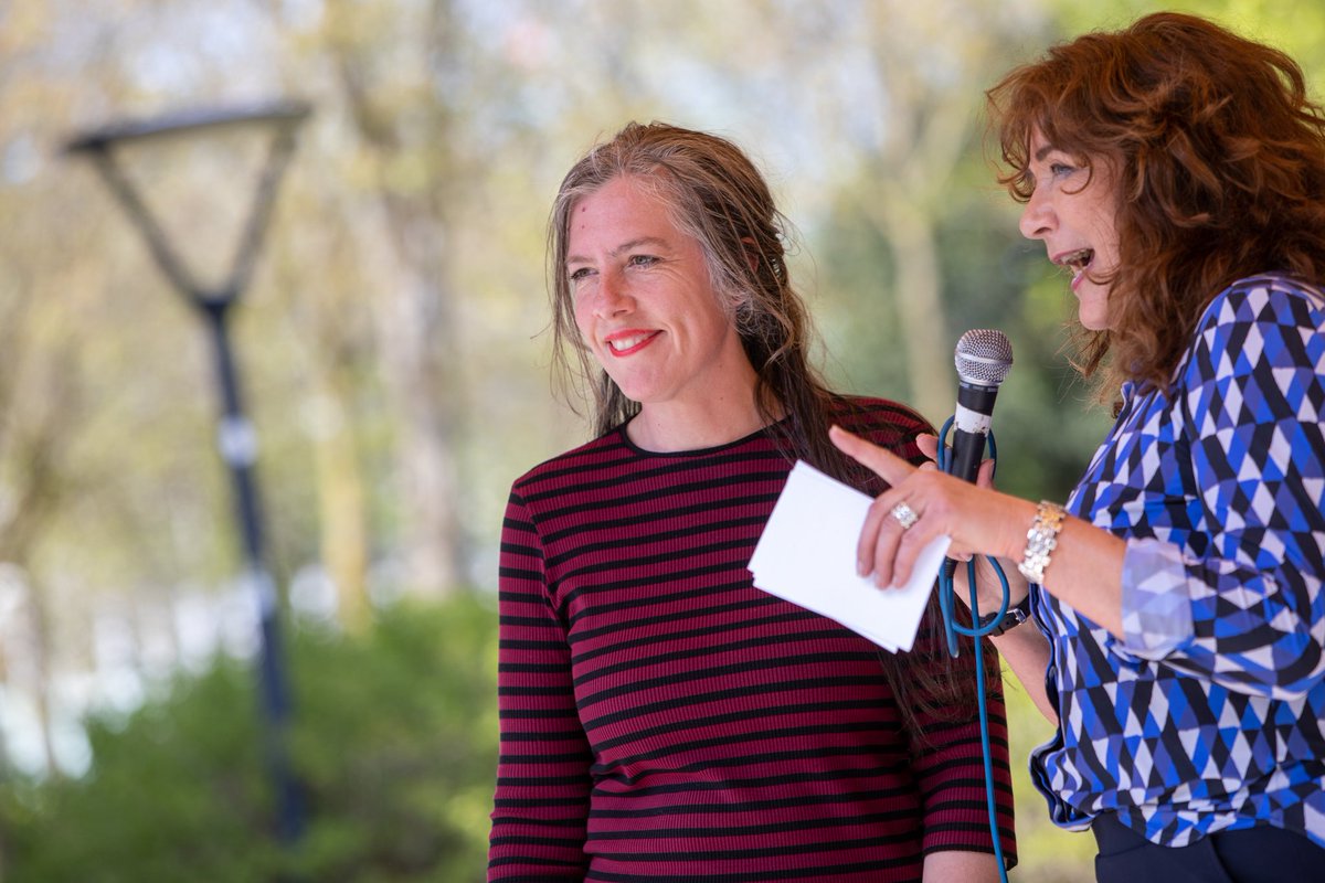 Parken010's tweet photo. Gasten op 't podium vandaag (30/04) bij de aftrap van de #Parkenmaand: @johnbuijsman over de #recreanten, @rinibiemans over de #righttochallenge, Femke Schot over de #OudePlantage (21 mei), Sarhan Hacene over de #Koningsboom op 't #Afrikaanderplein (10-10 opnieuw geplant door...) https://t.co/7o0iXZjpBA