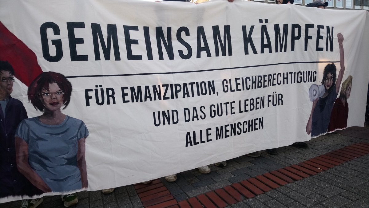 antifa_linke's tweet photo. 1949 Die Demo baut sich auf. Gleich geht es los.

Es laufen die Scherben mit "macht kaputt was euch kaputt macht". 

#Bochum #nonazisbo #BochumNazifrei #Bo3004 https://t.co/PpgxV38C69