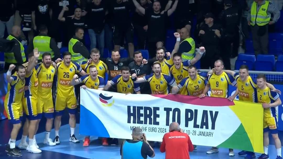 nikola_prce's tweet photo. Pobijediti Slovence i Crnogorce u svega 3 dana mogu samo ozbiljne momčadi, a naša reprezentacija je večeras dokazala da to i jeste. Bravo Bosno i Hercegovino, bravo za momke i stručni štab, ponosni smo na vaš uspjeh. Treće uzastopno europsko prvenstvo je pred nama. Sretno❤️🇧🇦 https://t.co/7kKkHIGCz6
