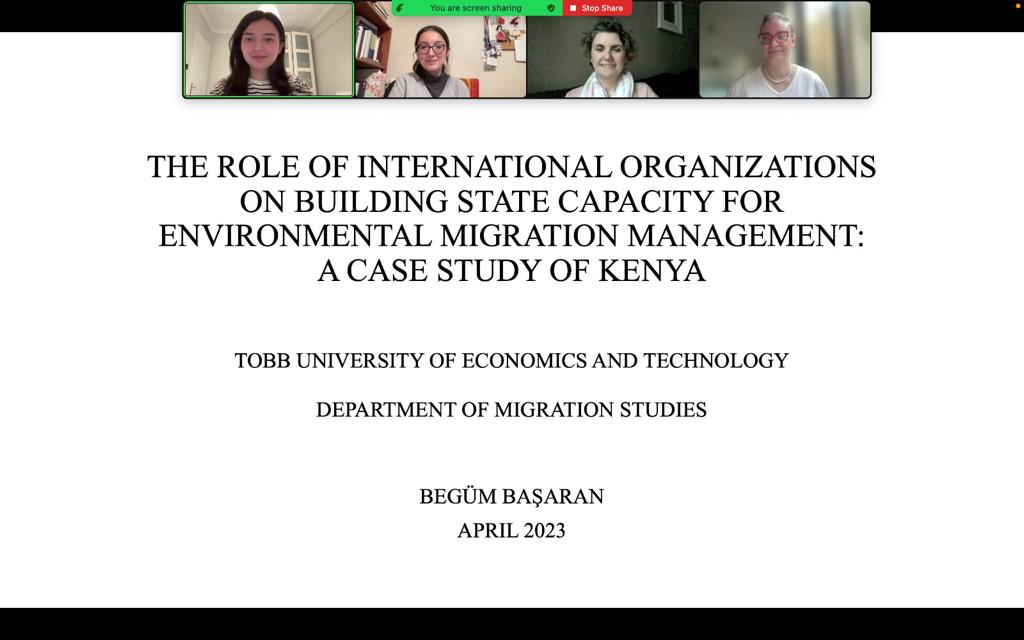 tobbetu_sbe's tweet photo. TOBB ETÜ-Göç Çalışmaları ABD öğrencimiz Begüm Başaran, Doç. Dr. Başak Yavçan Meriç @BasakYavcan
danışmanlığında yazdığı 'The Role of International Organizations on Building State Capacity for Environmental Management' başlıklı tezini başarıyla savundu. Tebrik ediyoruz. https://t.co/opzZ27h5CS