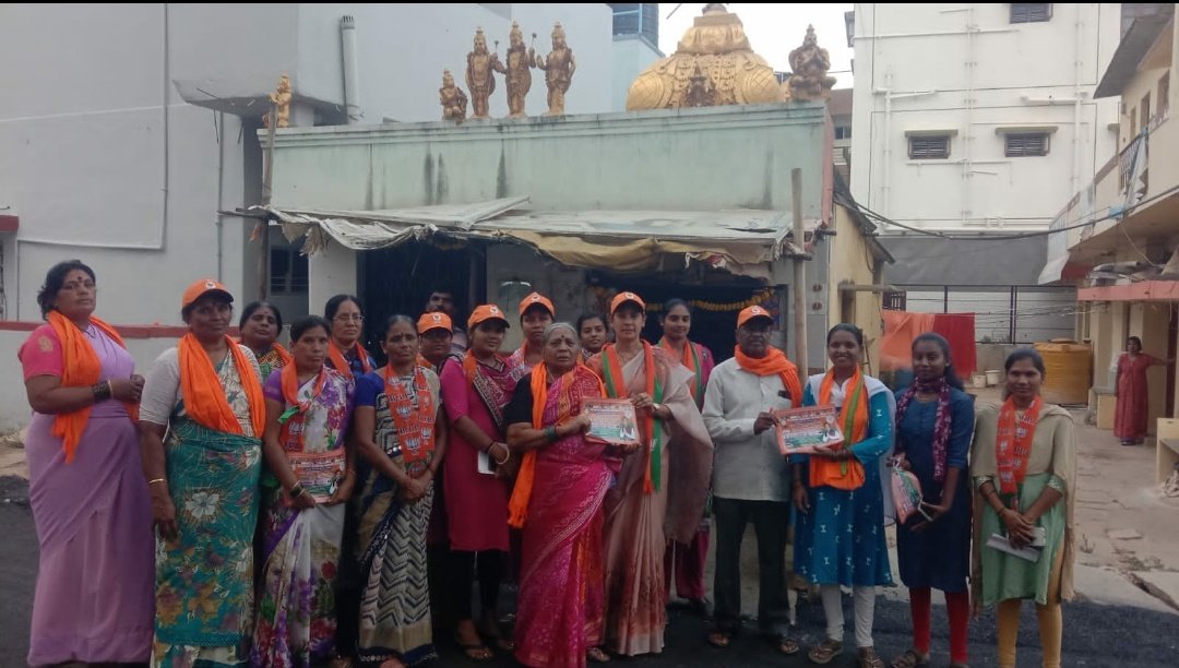 Rajbjp41's tweet photo. ಇಂದು ದಿನಾಂಕ:-30/04/23  ರಂದು, ಹೊಸಕೋಟೆ ತಾಲೂಕಿನ ಬಿಜೆಪಿ ಅಭ್ಯರ್ಥಿಯಾದ, ಶ್ರೀಯುತ MTB ನಾಗರಾಜ್ ಅಣ್ಣನ��ರ ಪರವಾಗಿ 28ನೇ ವಾರ್ಡಿನಲ್ಲಿ ಕಾರ್ಯಕರ್ತರೆಲ್ಲರೂ ಸೇರಿ, ಮನೆಮನೆಗೂ ತೆರಳಿ,ಅವರು ಮಾಡಿರುವ ಅಭಿವೃದ್ಧಿ ಕಾರ್ಯಗಳ ಬಗ್ಗೆ ಮನವರಿಕೆ ಮಾಡಿ, ಮತಯಾಚನೆ ಮಾಡಿದ ಸಂದರ್ಭ🌹🙏🌹 https://t.co/drhFf0lj0k