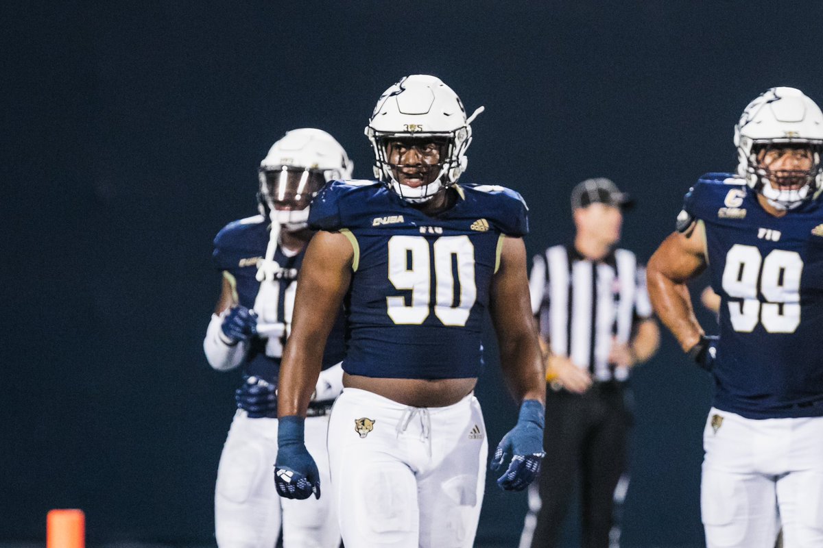 Happy Birthday to our guy <a href="/TravonteO/">travonte oneal</a>! Have a great day😎🔥🎉
#PawsUp🐾