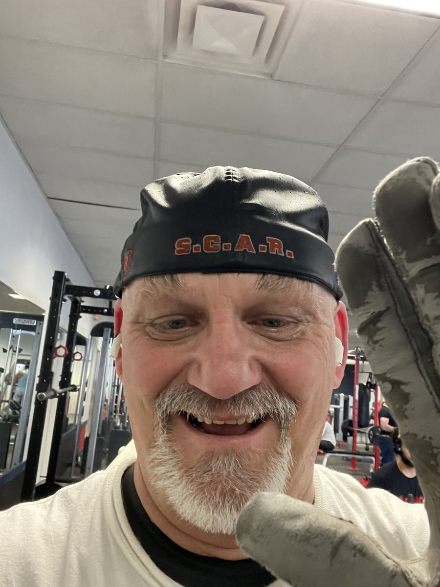CoachFreier's tweet image. Knocked a tough #commit2prepare wkout 2day. Feels great!  3x10 DBBench/DBShrug; BBUprightRow/CableRow; KBRDL/LegPress; SkullCrush (w/CloseGrp Burners)/EZPreacherCurls; 20xBattleRope/35xExBallCrunch/1mi x Bike between exercise groups! #NoDaysOff @FarmingtonPower @FHS_tigersfb