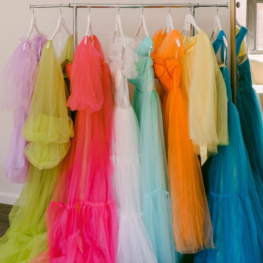 Mezuniyet ya da düğün için şık bir elbise arayışındaysan, doğayı koruyan bir elbise tercih ederek, hem tarzını yansıtabilir hem de doğaya katkıda bulunabilirsiniz. Poshmall'daki harika seçenekleri inceleyerek, sana uygun tasarımları uygun fiyatlara satın… instagr.am/p/CrqxnliMx39/