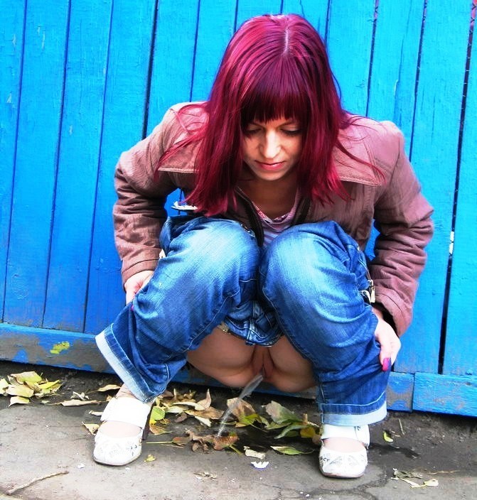 TheIconoclast17's tweet photo. 4/30/23 upload of girls #peeingoutside, #carpee, #squatingtopee, #publicpeeing, #peestream, #peeingwithfriends Part 1 https://t.co/WuXeC0I9u7