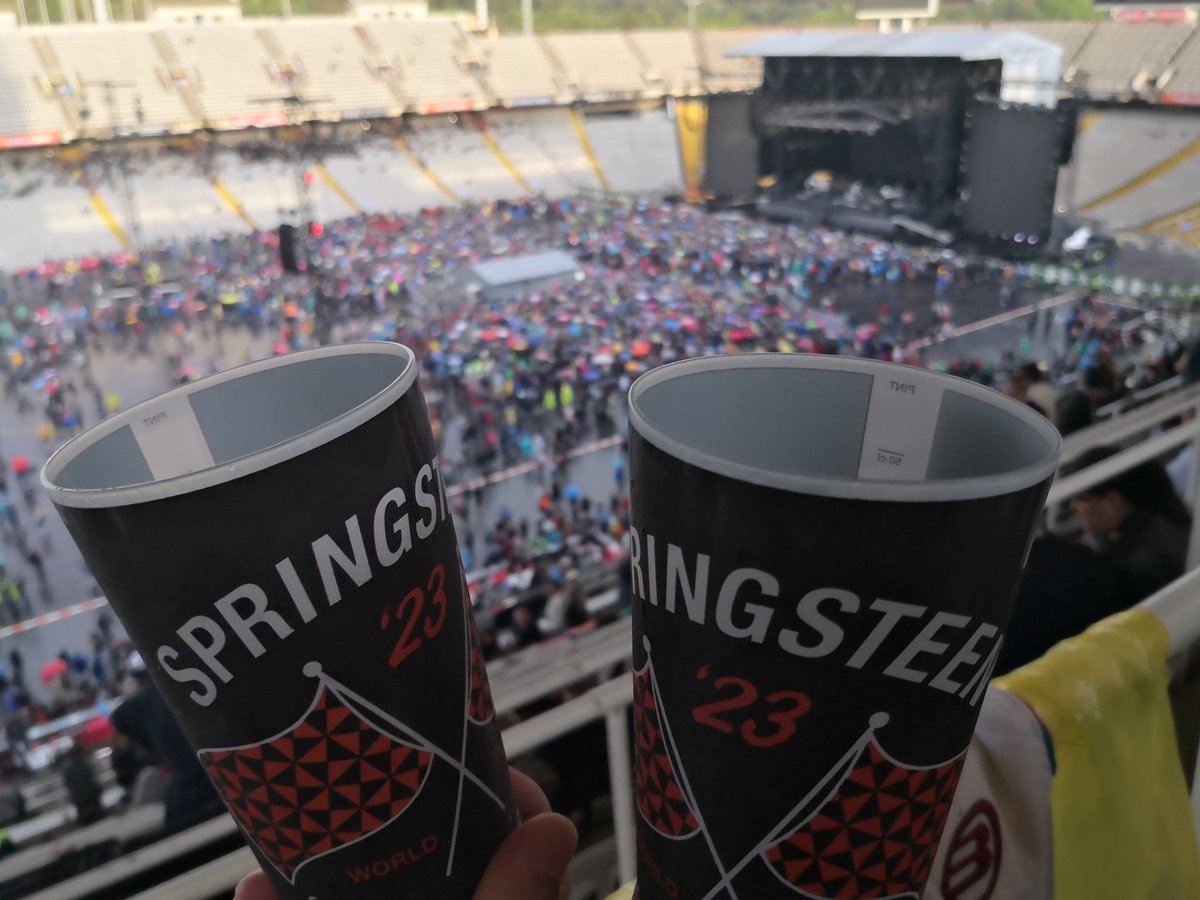TeiaBastons's tweet photo. I avui el segon... Passat per aigua #SpringsteenBarcelona2023 #SpringsteenBarcelona #SpringsteenTour2023 https://t.co/aZVYf3b7V3