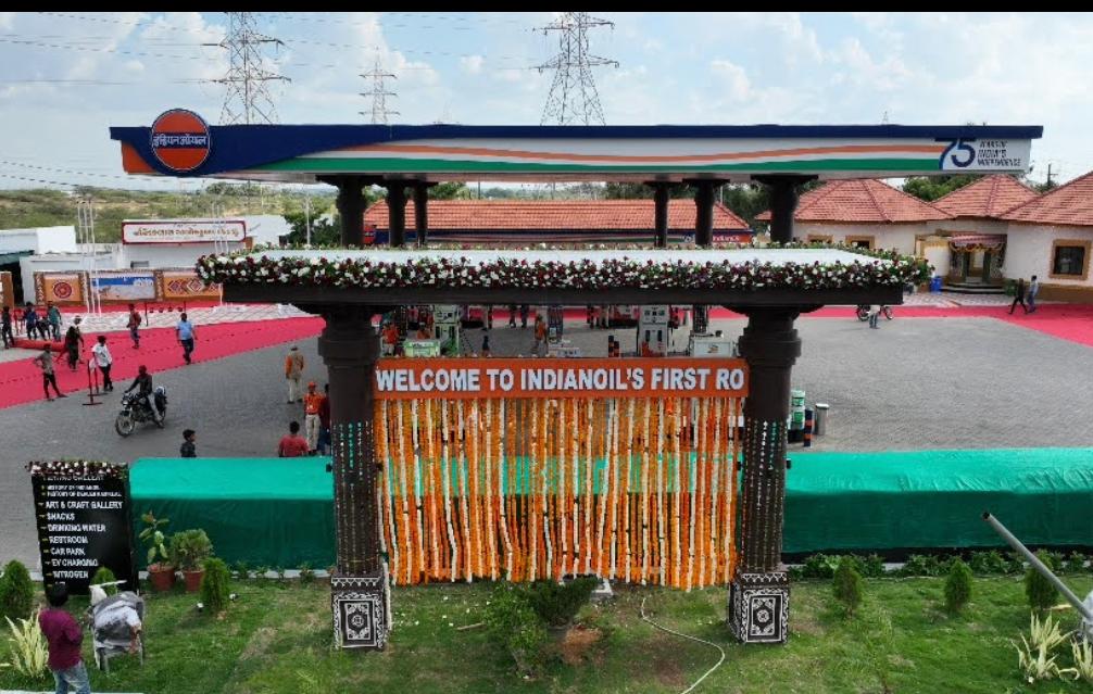 ChairmanIOCL's tweet photo. #IndianOil's 1st retail outlet Rasiklal Ashokkumar &amp; Co came up in Anjar, Gujarat in 1961 that spurred our journey with over 35,000 ROs today. It was thus incredible to inaugurate this remodeled, modern RO as IndianOil's 1st Heritage fuel station https://t.co/2QhUKWWo6L