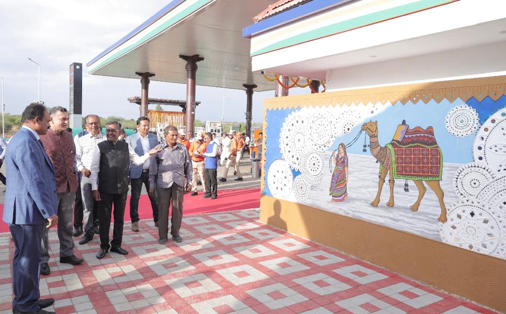 ChairmanIOCL's tweet photo. #IndianOil's 1st retail outlet Rasiklal Ashokkumar &amp; Co came up in Anjar, Gujarat in 1961 that spurred our journey with over 35,000 ROs today. It was thus incredible to inaugurate this remodeled, modern RO as IndianOil's 1st Heritage fuel station https://t.co/2QhUKWWo6L
