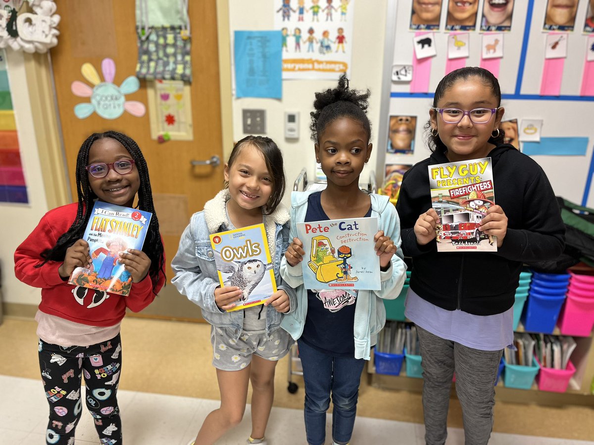 gallowaylib's tweet photo. All of our PK-2nd grade students are going home with new books for the summer! Woohoo! #gallowaygreatness #gobegreat #misdlibraries 📚 https://t.co/2XQ9xHt7SE
