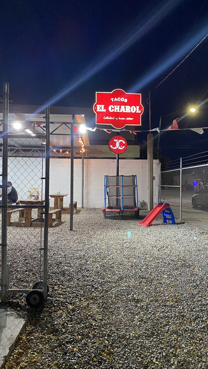 MuchachoTacos1's tweet photo. Porfin probe los tan aclamados @tacoselcharol y si tenían ustedes toda la razón, son muy ricos; Una Taqueria muy completa ln, limpieza, calidad y servicio. El de ubre es riquisimo, el taco charol es obligatorio, pero mi sorpresa fueron sus frijoles puercos en tortilla grdita 🌮👌🏼 https://t.co/JUiEcSCc41