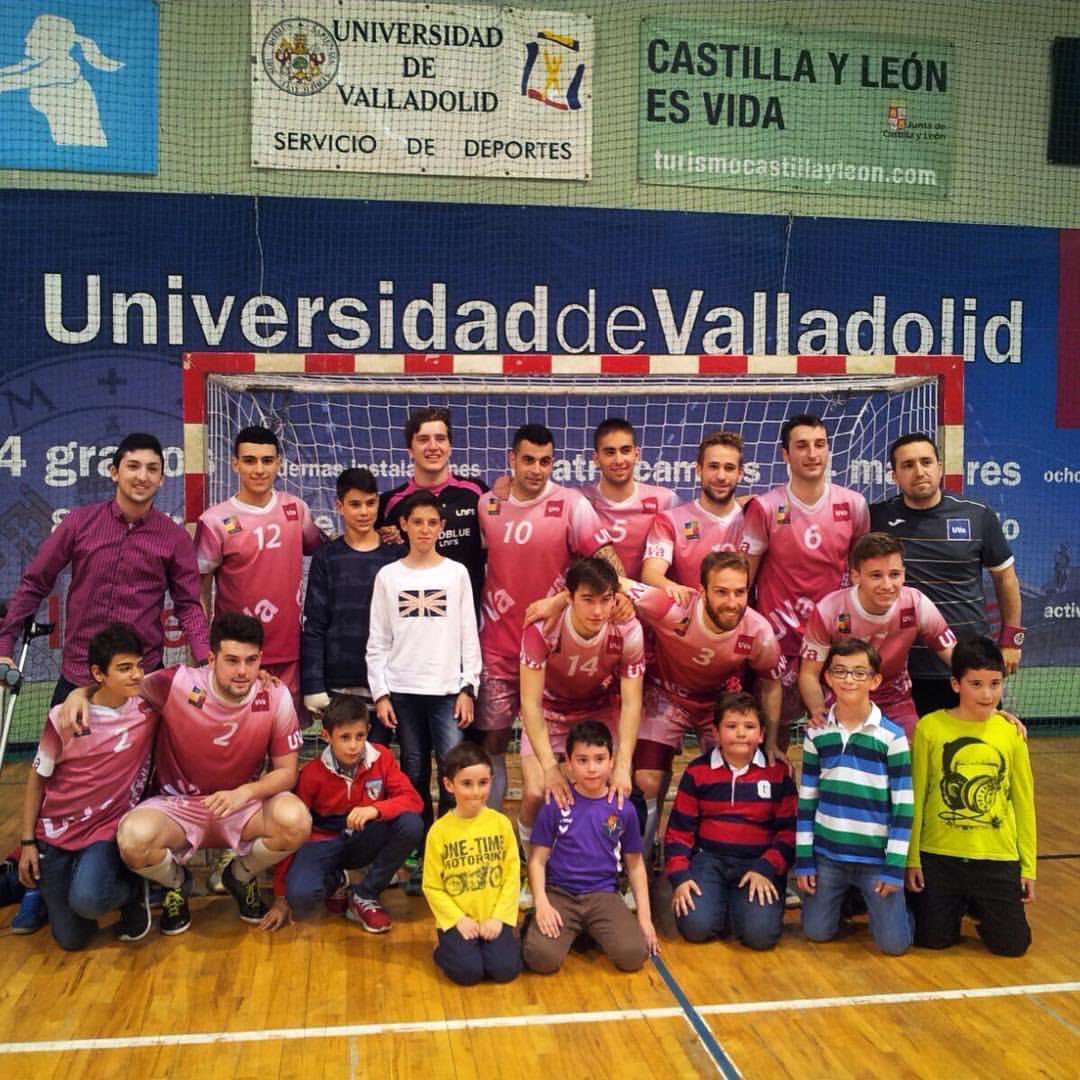 VTGfutbolsala's tweet photo. Llegó de Benavente en 2014!!! 9 años como jugador de la UVA donde ha habido sonrisas y lagrimas, Ayer sábado @5_PICOLO jugó su ultimo partido, por motivos laborales abandona la @UVaDeporte Se te echara de menos Capi. Suerte!!!

⚽️💙#VTG #UVA
#EnEquipo
@FutSalRFEF 
@FCyLF https://t.co/pFoQ9ehCk2