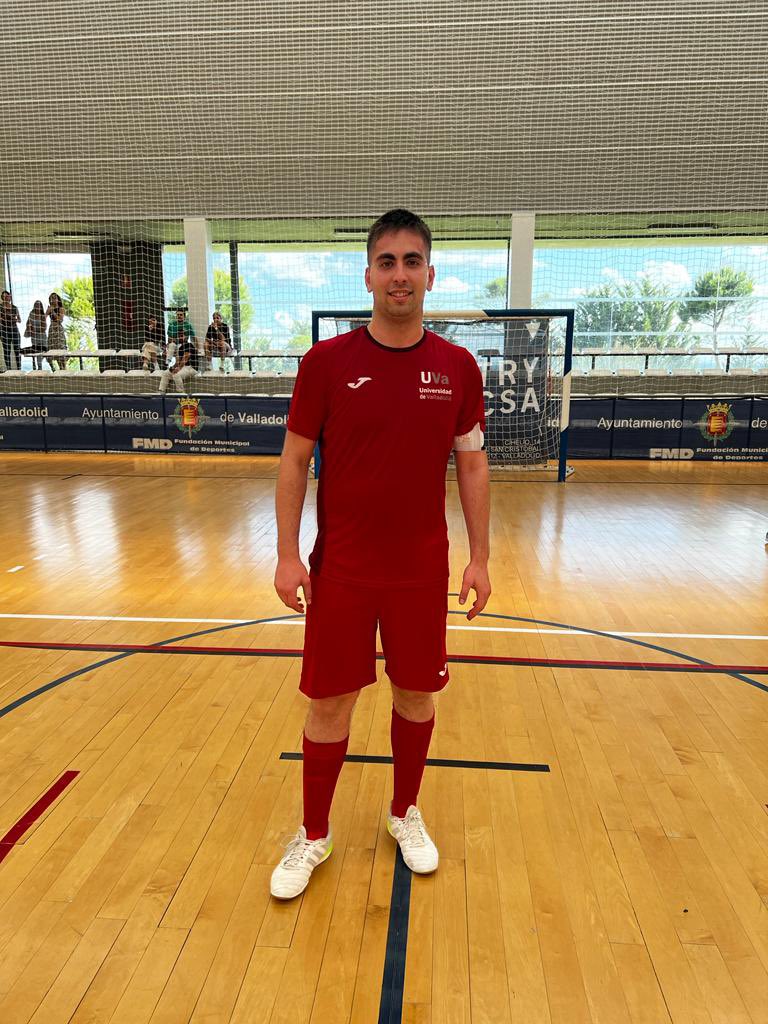 VTGfutbolsala's tweet photo. Llegó de Benavente en 2014!!! 9 años como jugador de la UVA donde ha habido sonrisas y lagrimas, Ayer sábado @5_PICOLO jugó su ultimo partido, por motivos laborales abandona la @UVaDeporte Se te echara de menos Capi. Suerte!!!

⚽️💙#VTG #UVA
#EnEquipo
@FutSalRFEF 
@FCyLF https://t.co/pFoQ9ehCk2