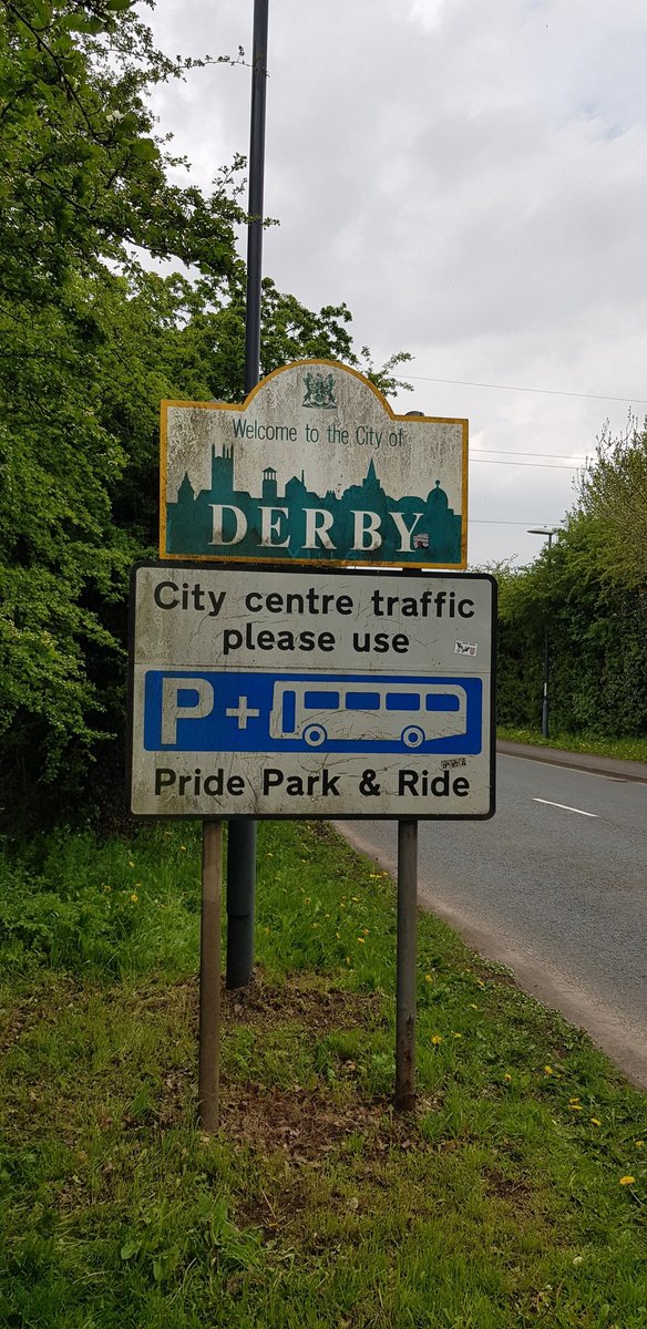 BBullrushes's tweet photo. Out again this afternoon. These road signs had been on our minds so with quieter roads today, a trip out to clean them up.  Look so much better now 🙂 #lovewhereyoulive #adoptastreet @CleanStreetsApp @Cleanup_UK #Derby @elvastoncgroup #streetpride https://t.co/YiN7sI4YNo