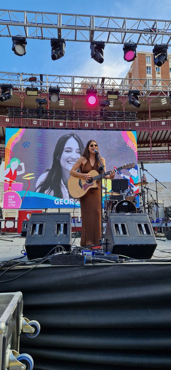 GeorginaFClub's tweet photo. 📷 Hace unos momentos @georginamusica, en el Festival Solidario #SolesDeMálaga organizado por @FundacionPimpi. https://t.co/tyHkK549xX