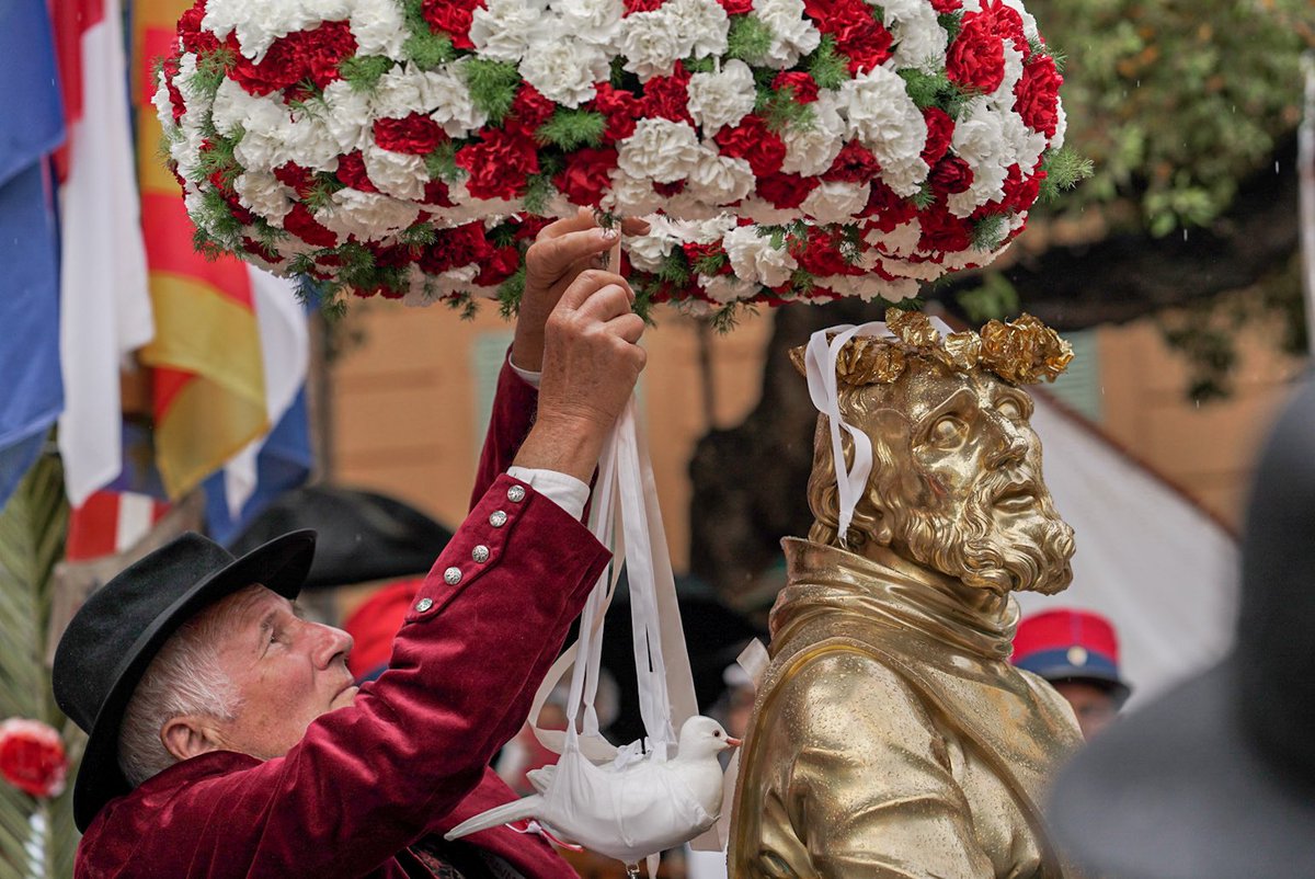 VilleDeFrejus's tweet photo. 🥁 #Bravade de Fréjus : renouvellement du Vœu de 1720 par le Maire @david_rachline !
 
🙏 Que Saint-François de Paule maintienne la paix sur la cité.

📸👉 https://t.co/vNk59FhYpM https://t.co/P0MW9QpSM9