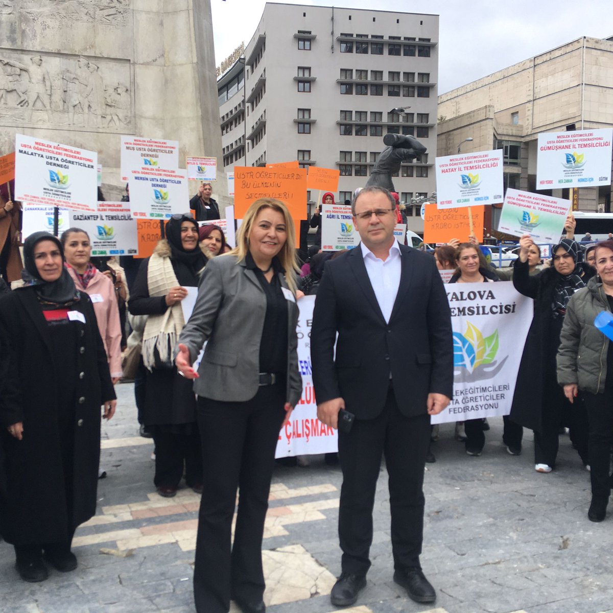Dilek_hoca35's tweet photo. Basın açıklamamızda bizi yalnız bırakmayan ve usta öğreticilerin her daim yanında olan çalışmalarıyla katkı sağlayan eğitim bir sen 1. şube başkanım sayın @NevzatOylek teşekkür ediyorum 
MEUS-FED BAŞKANI DİLEK BAYINDIR https://t.co/U87ouhrFVc