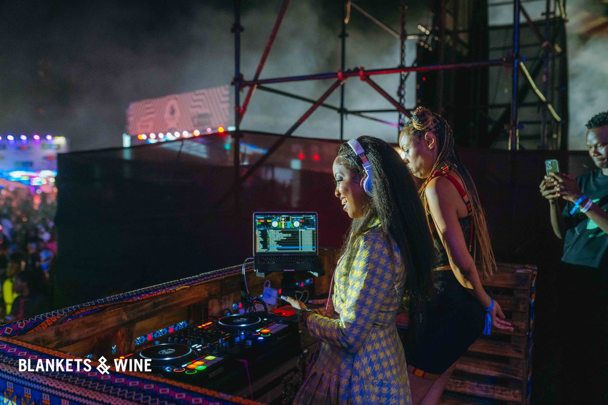 Blankets And Wine Kla on Twitter "This set has the crowd lynda_ddane is a pro at