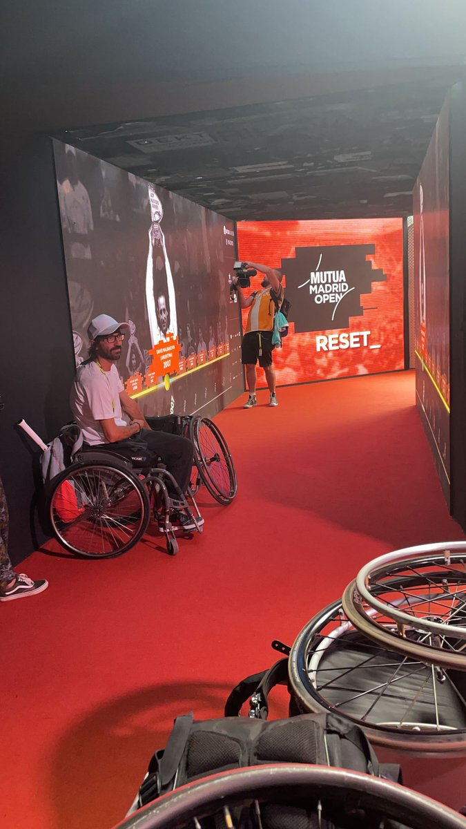 Paralimpicos's tweet photo. Exhibición de tenis en silla de ruedas en la pista central del @MutuaMadridOpen. Marcela Quintero y Francesc Prat se impusieron a María Torres y Rubén Castilla en un partidillo mixto a un set de cuatro juegos. Partido muy disputado y ambientazo en la Caja Mágica. Enhorabuena. https://t.co/XeXvXonGiy