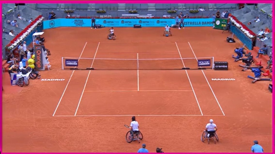 Paralimpicos's tweet photo. Exhibición de tenis en silla de ruedas en la pista central del @MutuaMadridOpen. Marcela Quintero y Francesc Prat se impusieron a María Torres y Rubén Castilla en un partidillo mixto a un set de cuatro juegos. Partido muy disputado y ambientazo en la Caja Mágica. Enhorabuena. https://t.co/XeXvXonGiy