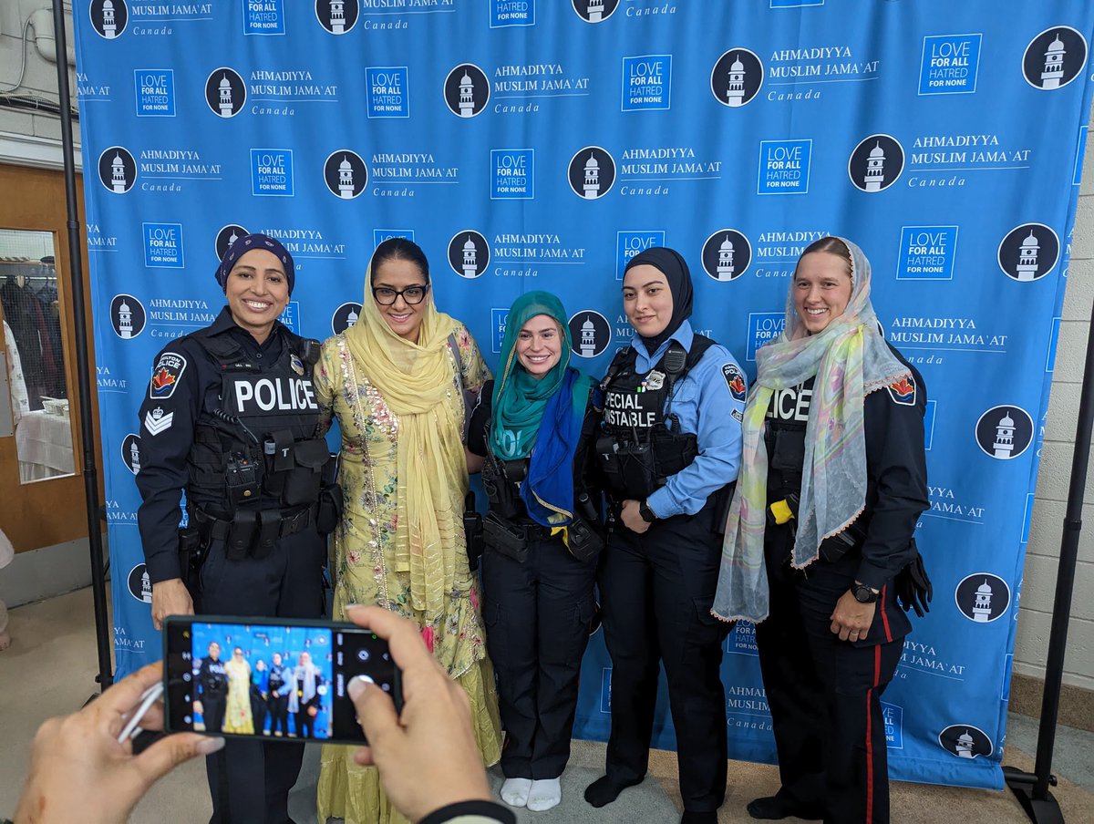 LajnaHTNCanada's tweet photo. Hamilton Police members supporting 100 year’s celebration at the interfaith Symposium held in Hamilton!
#interfaithsymposium ⁦@HamiltonPolice⁩ https://t.co/El7YjoMpaj