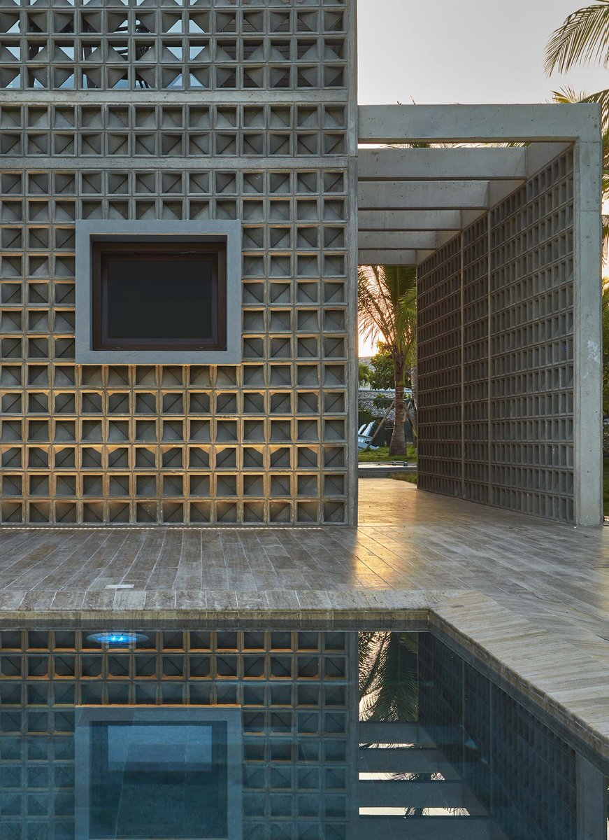 Arquine's tweet photo. NUEVO en Arquine | Esta casa de playa en el caribe colombiano habla del poder de los materiales tradicionales para crear confort y espacios que socializan, pero también, de cómo las barreras entre el interior y el exterior pueden trascenderse. | https://t.co/N5cw0fHtgc https://t.co/CcCGC8sEXA