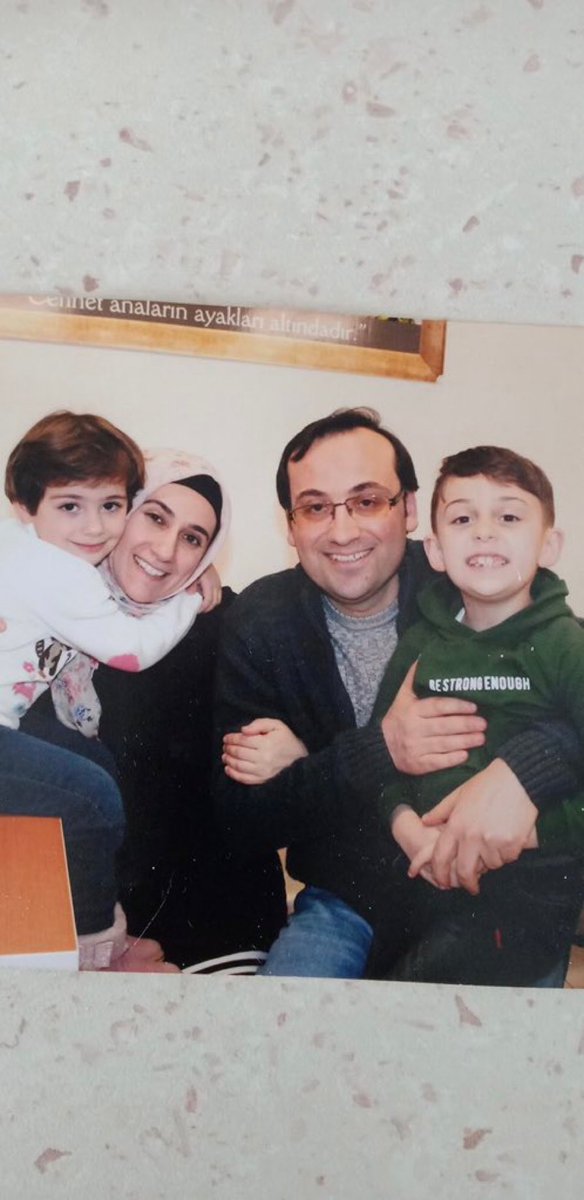 KAYSERİ

Murat 6, kardeşi Azra 2 yaşındaydı anne ve babalarından ayrıldıklarında. Anne Ayşe Çelebi ve baba Mehmet Çelebi 4 yıldır cezaevindeler. 4 yıldır hem annesiz hem de babasız büyüyen Murat 10 ve Azra 6 yaşında şu an. 

Anne-baba tutukluluk sonucu 2 kardeşin en güzel olması