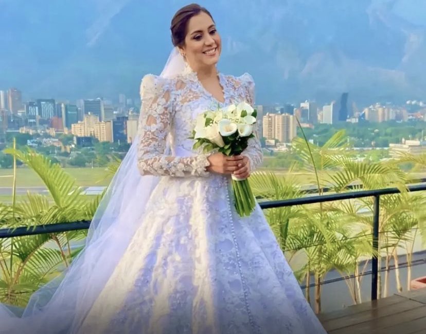 VariedadesVzla's tweet photo. Mariela Celis se casó con su novio irlandés en una encantadora ceremonia. La animadora lució un deslumbrante vestido del diseñador Alejandro Fajardo. ¡Felicidades a la feliz pareja! #variedades  #starflash  #MarielaCelis https://t.co/kjMMFm5vvp
