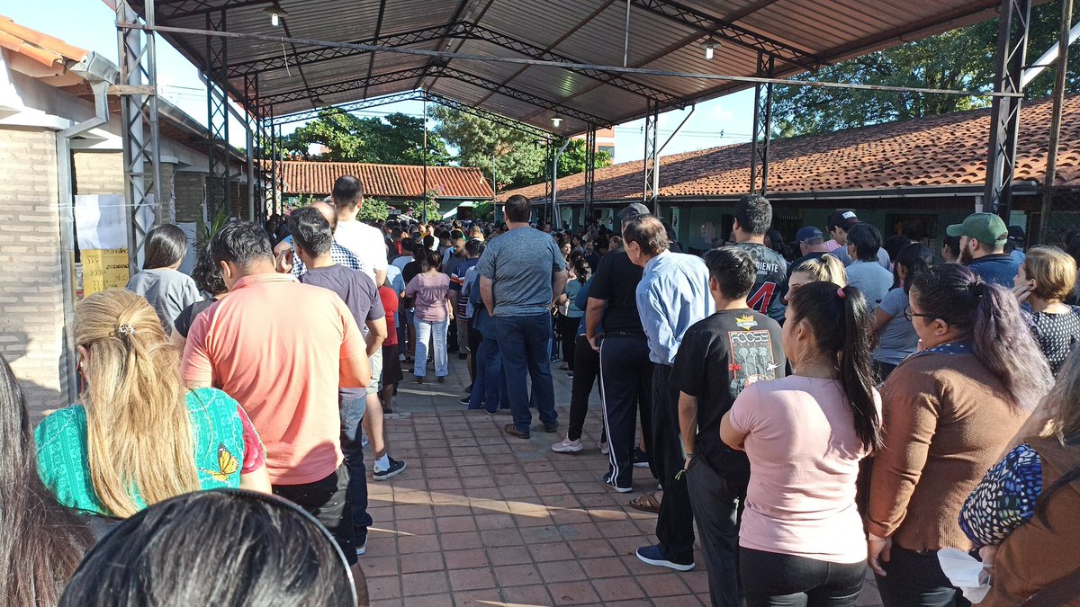 benjalibre's tweet image. Impresionante Paraguay. Se puso de pie e inunda los locales de votación. Extraordinaria presencia joven hacia el final. Queda demasiado poco para algo muy grande. No aflojemos en los últimos minutos se decide todo. Viva el Paraguay!.