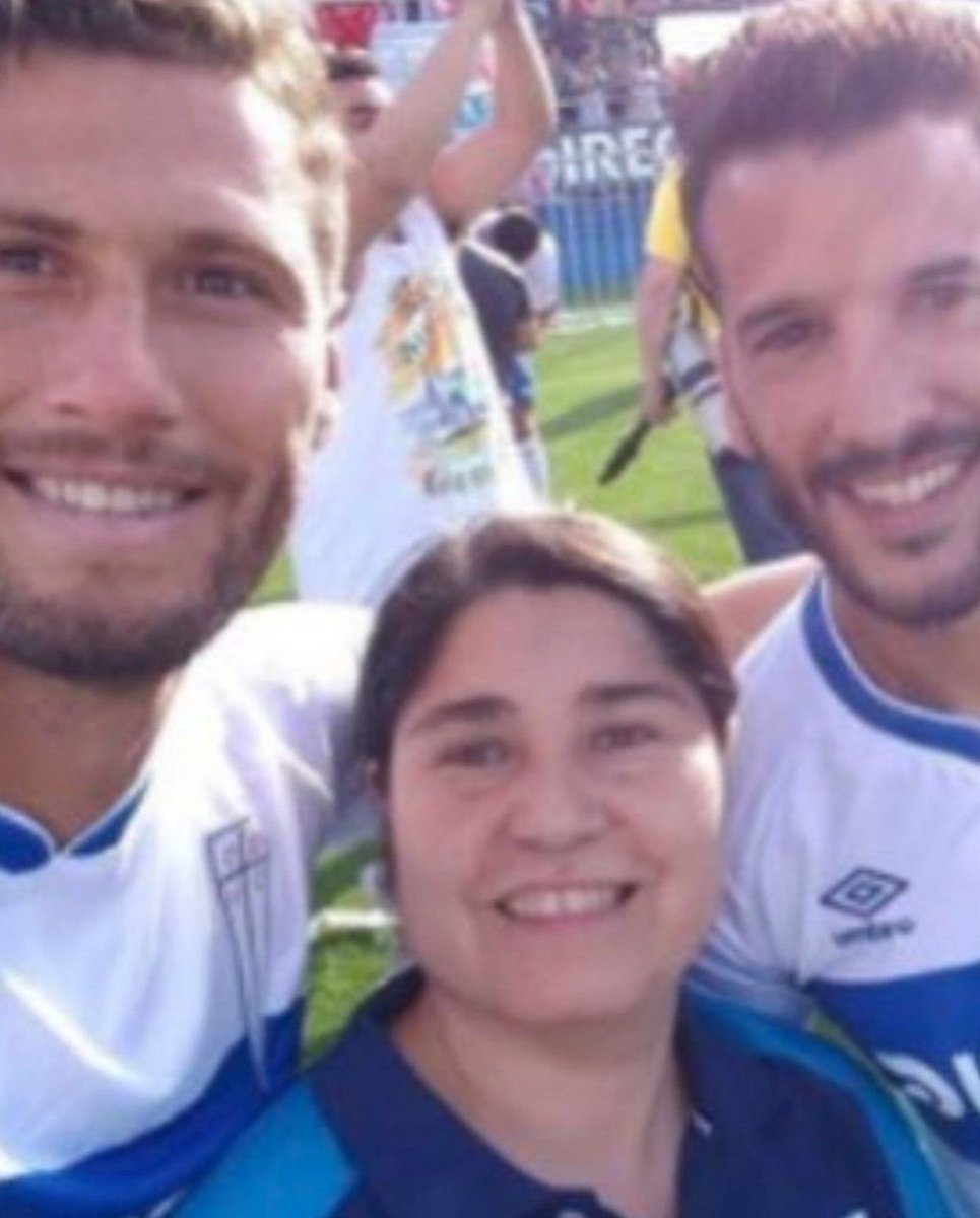 METALLECTOR's tweet photo. Que mierda hace una periodista como jefa del plan estadio seguro? Cortando 4 palos al mes sin ningún tipo de experiencia en el cargo.  Otra apitutada más de @GabrielBoric

FUERA !!!!

#ClasicoUniversitarioCL https://t.co/ZGE1zfFLQ3