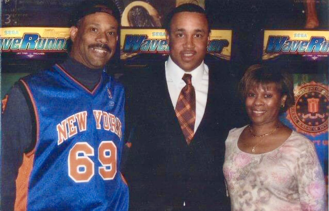In honor of the Knicks advancing to the second round. Throwback Sunday with Donna and John Starks🏀🏀
#throwbacksunday #bekind #nyknicks #madisonsquaregarden #johnstarks