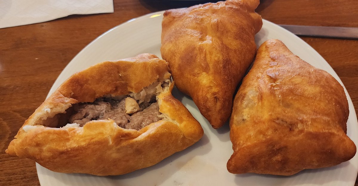 Заскочил за пирожками. Вкусные, шо вааще!