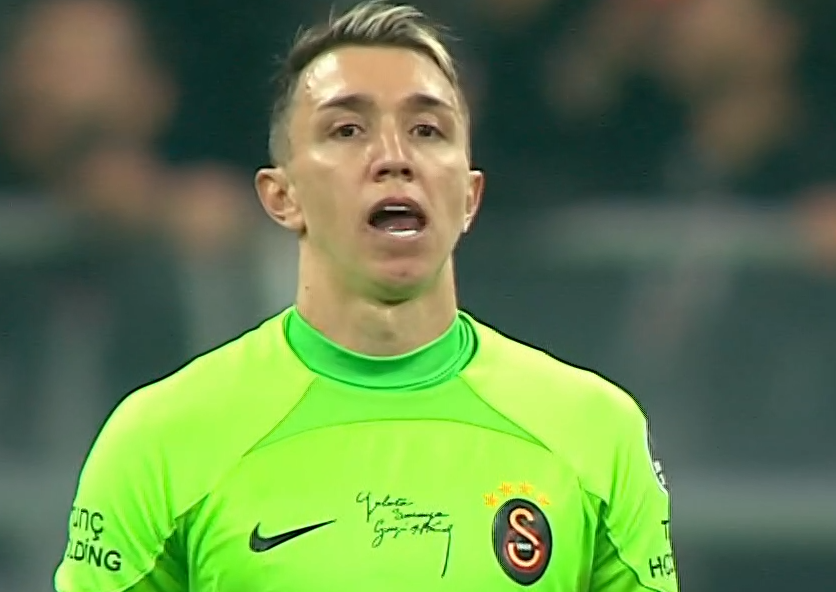 omer_khvci's tweet photo. Taze gol yemiş @1_Muslera_25  suratını çok seviyorum. 
@Besiktas ' ım tebrikler https://t.co/lPBlKMPsBH