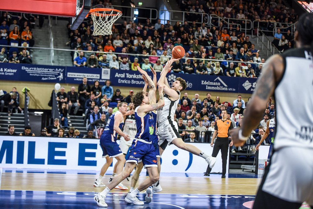 Letztlich hatten wir keine Chance! #gomedi #WeAreMedi #BAYHRO Hier der Nachbericht zum Auswärtsspiel bei den <a href="/HRO_Seawolves/">Rostock Seawolves</a>
👉🏽 t1p.de/q8wzf
Foto: Gunnar Rosenow