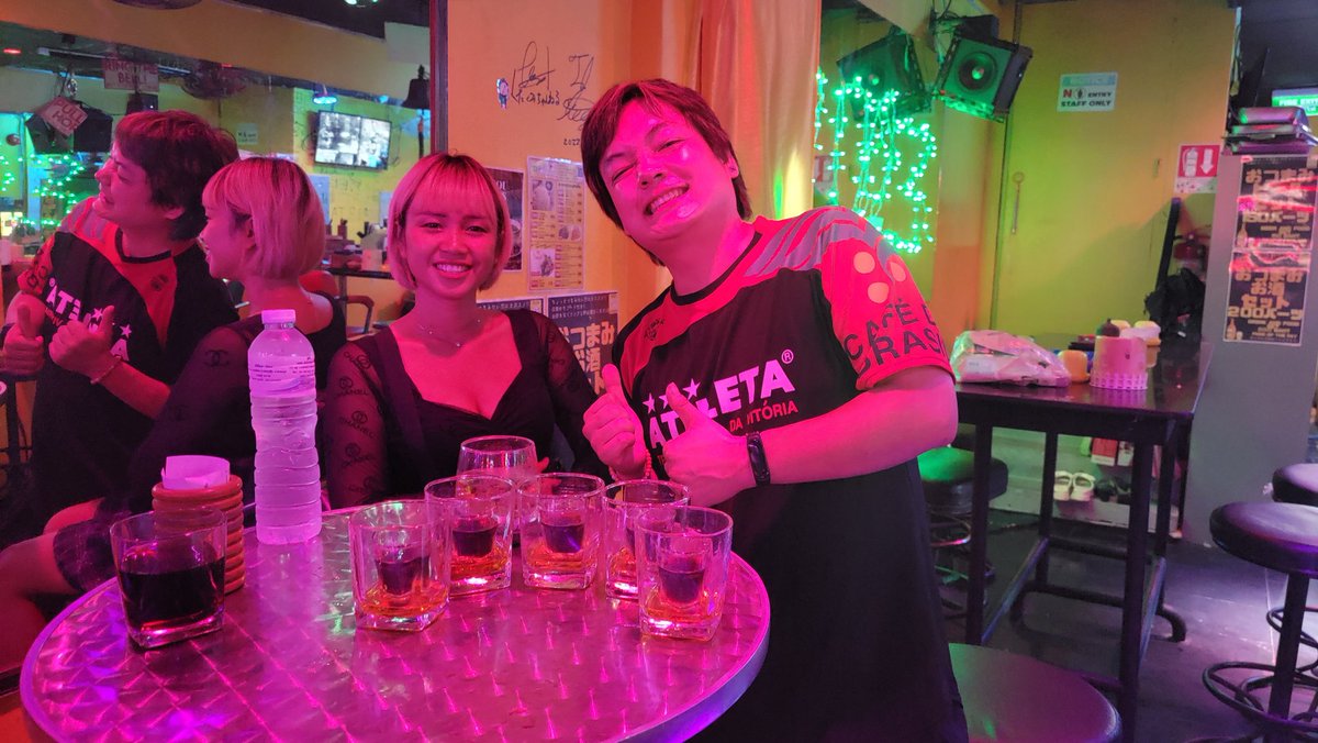 ud_thailand0414's tweet photo. 唐突に「UDに１５杯」はやめて下さい🥺

笑

#タイ #パタヤ #ソイ６ #UDBAR https://t.co/ZzKGpptURE