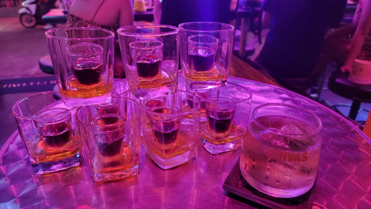 ud_thailand0414's tweet photo. 唐突に「UDに１５杯」はやめて下さい🥺

笑

#タイ #パタヤ #ソイ６ #UDBAR https://t.co/ZzKGpptURE