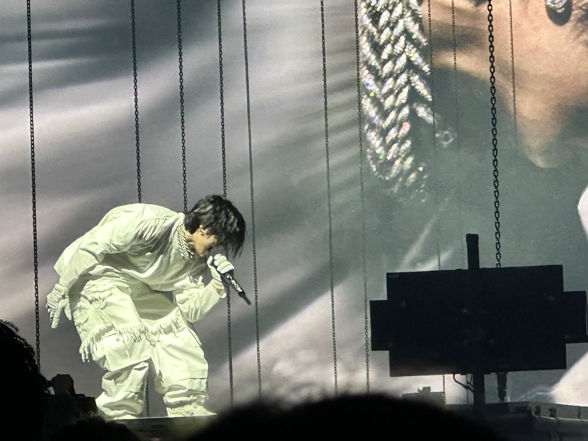distraintt_'s tweet photo. He’s unreal🥲 #SUGA_AgustD_TOUR #SUGA #AgustD #AgustD_SUGA_Tour https://t.co/3t39hO6Drc
