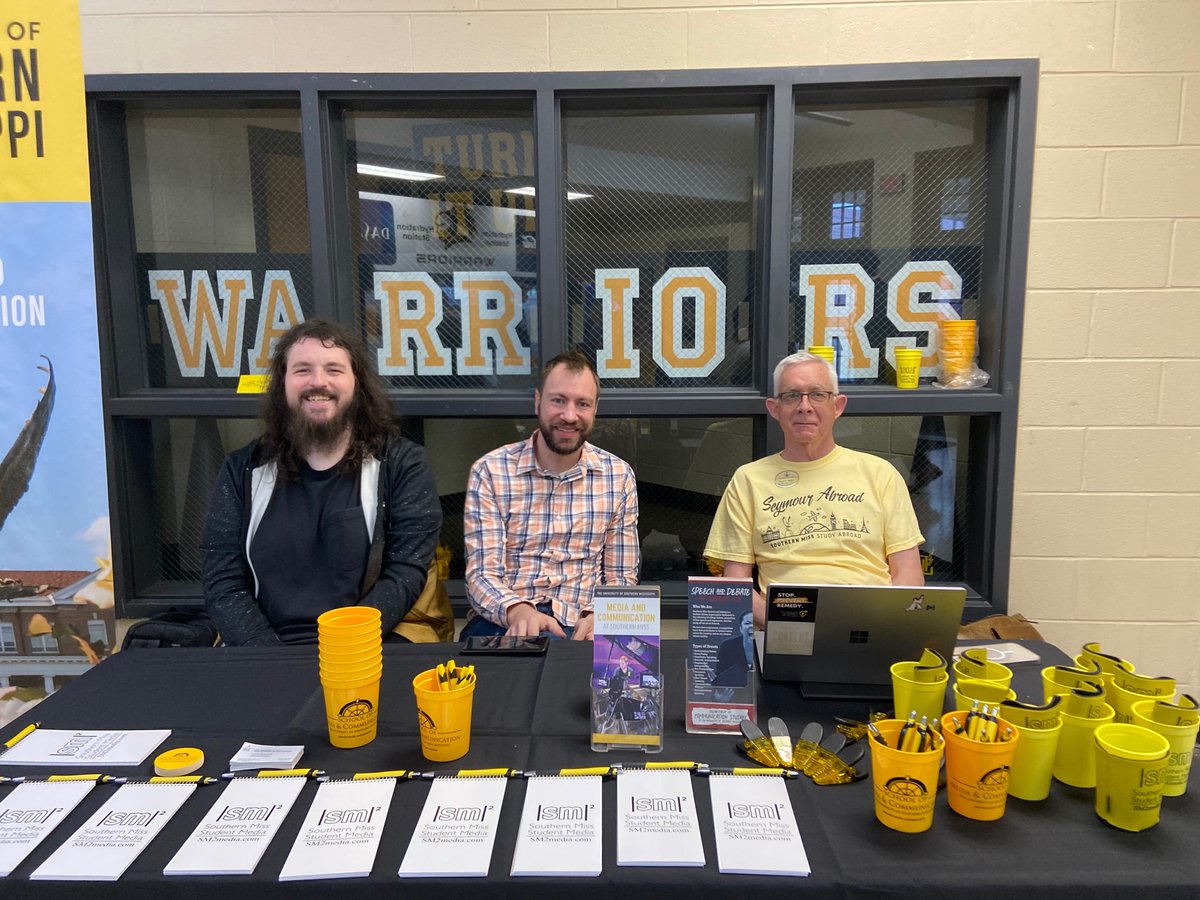 usmforensics's tweet photo. The team had the opportunity to table with the School of Media and Communication this weekend! We got to help out at the MSHAA Speech and Debate state championship hosted by Oak Grove High School and judged a few rounds while we were there 💡🦅 https://t.co/92RJdJPYeI