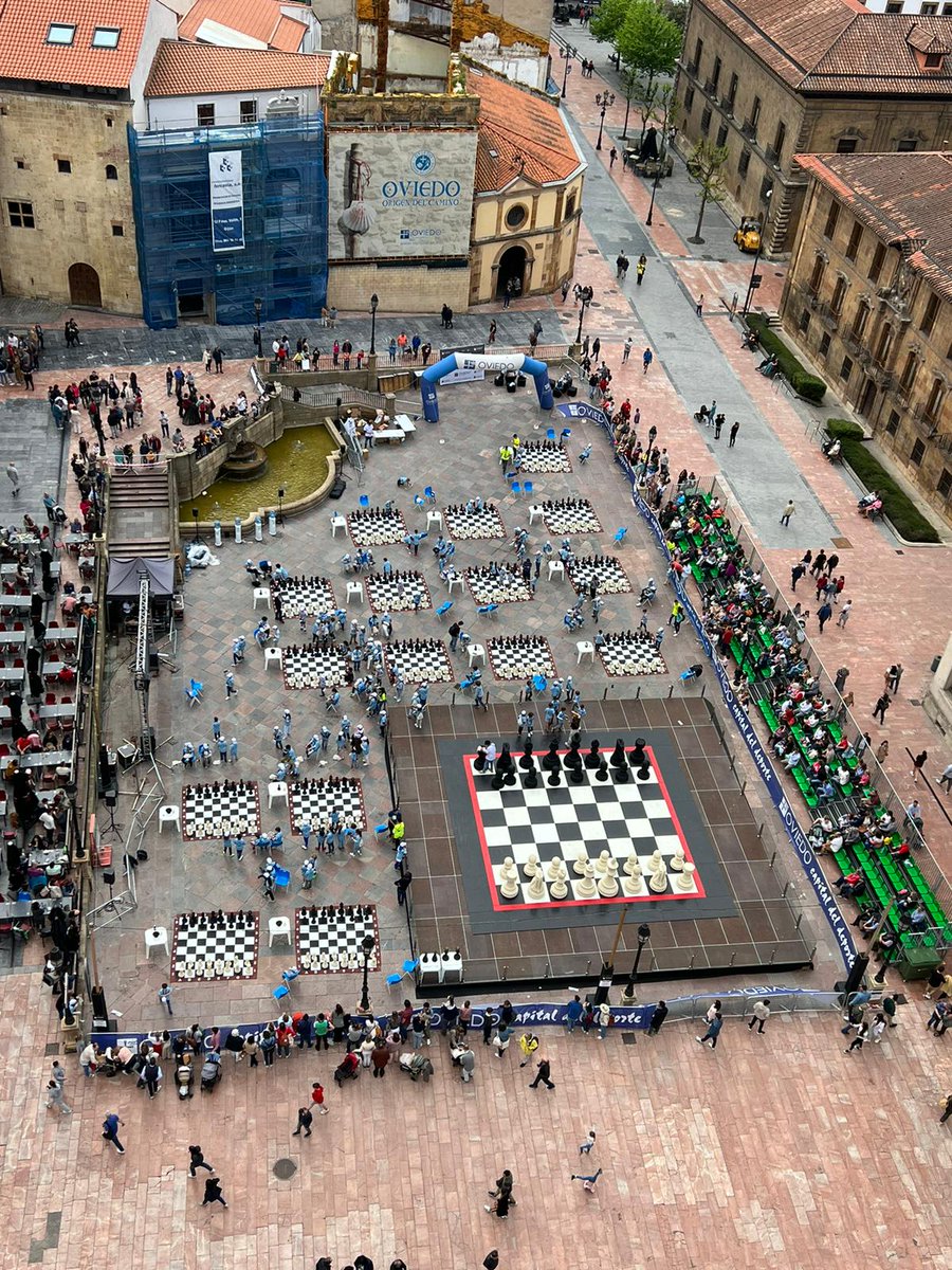 narancoajedrez's tweet image. Una imagen, tomada desde la torre de la catedral de @aytoviedo, muestra el despliegue de tableros de @RMDSA que había ayer en Pequeños Gigantes.
Queremos agradecer a @ChesskidES y a @merybliya su trabajo para que el evento llegase a mucha más gente a través de internet.
