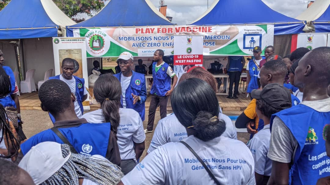 ALIROU's tweet image. Ambiance aux #Jeux U. 100 volontaires du projet #play4vaccine ont animé les rues du campus, appelant les jeunes à la planification des naissance. Actions forte réussie grâce au soutien matériel de @UNFPA_WCARO @UNFPACameroon @tappingdiotima @DrJustinKoffi @SamuelSawalda1