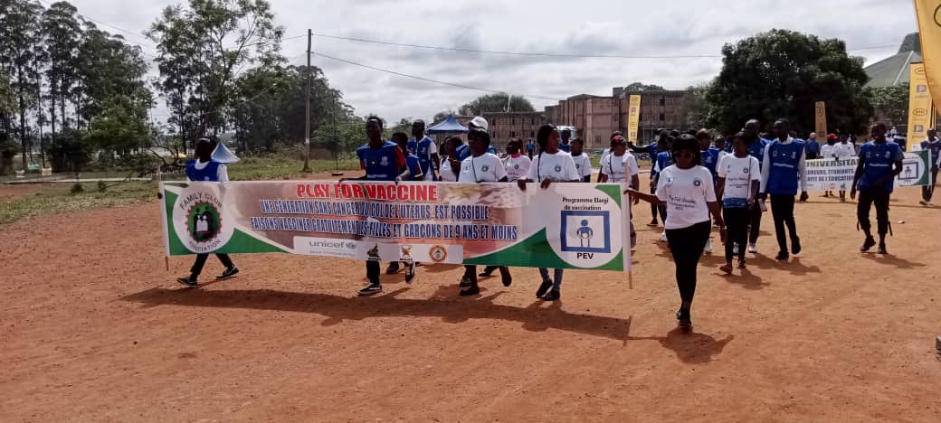 ALIROU's tweet image. Ambiance aux #Jeux U. 100 volontaires du projet #play4vaccine ont animé les rues du campus, appelant les jeunes à la planification des naissance. Actions forte réussie grâce au soutien matériel de @UNFPA_WCARO @UNFPACameroon @tappingdiotima @DrJustinKoffi @SamuelSawalda1