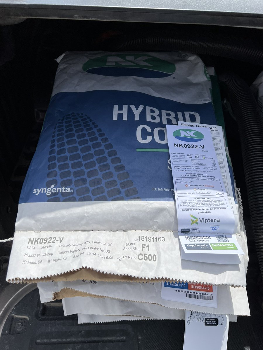 mekenzieb_24's tweet photo. I Spy 🧐 some NEW @NKSeeds Corn Hybrids going in the dirt in Loup City, NE! 🌽🏅#plant23 #plantNK23 #whyNK @MikeEgger6 @mdolch https://t.co/RMcsRqZHQk